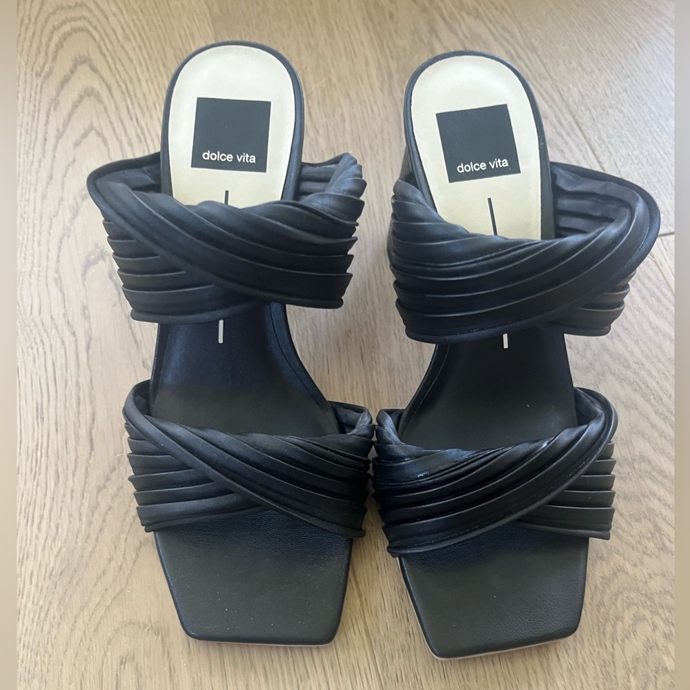 Dolce Vita Women’s Black sandal- size 7. Worn once.
